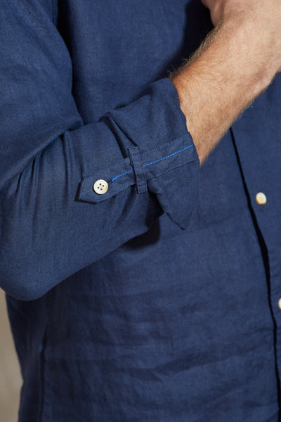 חולצת פשתן מכופתרת שרוול ארוך בצבע נייבי