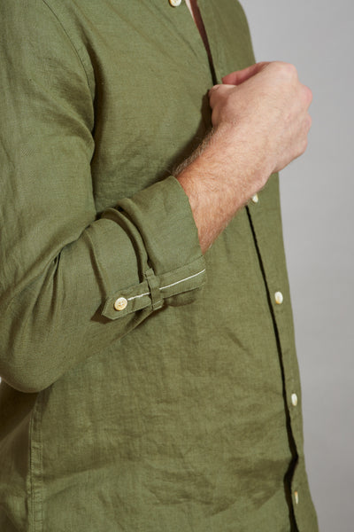 חולצת פשתן מכופתרת שרוול ארוך בצבע ירוק