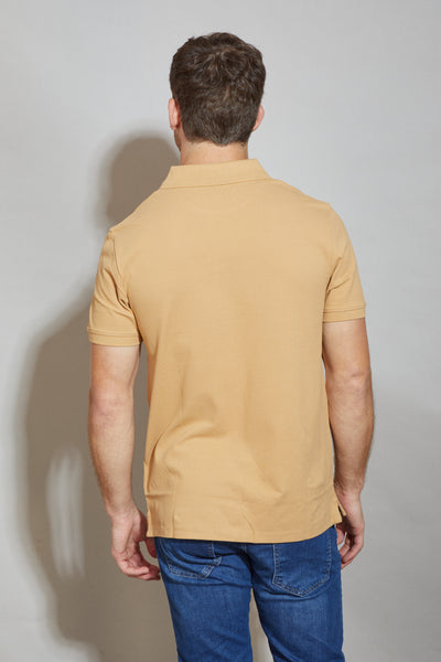 חולצת פולו REGULAR FIT שרוול קצר בצבע חום בהיר