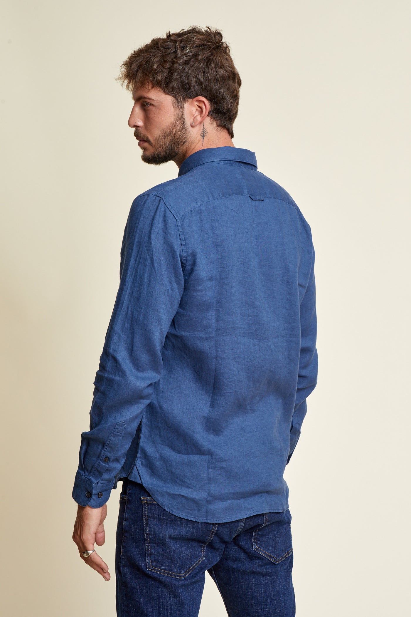 חולצה מכופתרת שרוול ארוך פשתן בצבע כחול
