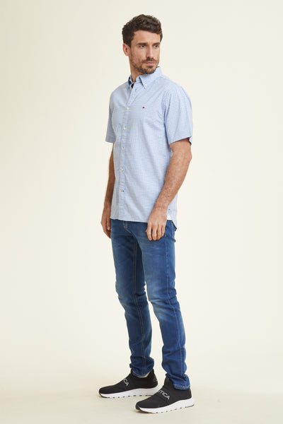 חולצה מכופתרת שרוול קצר בצבע כחול משובץ