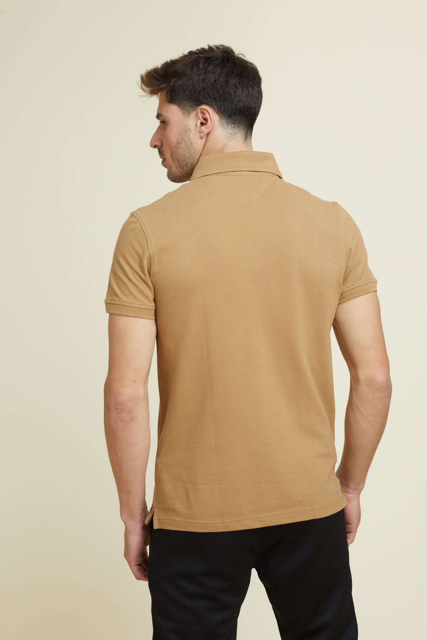 חולצת פולו שרוול קצר בצבע חום SLIM