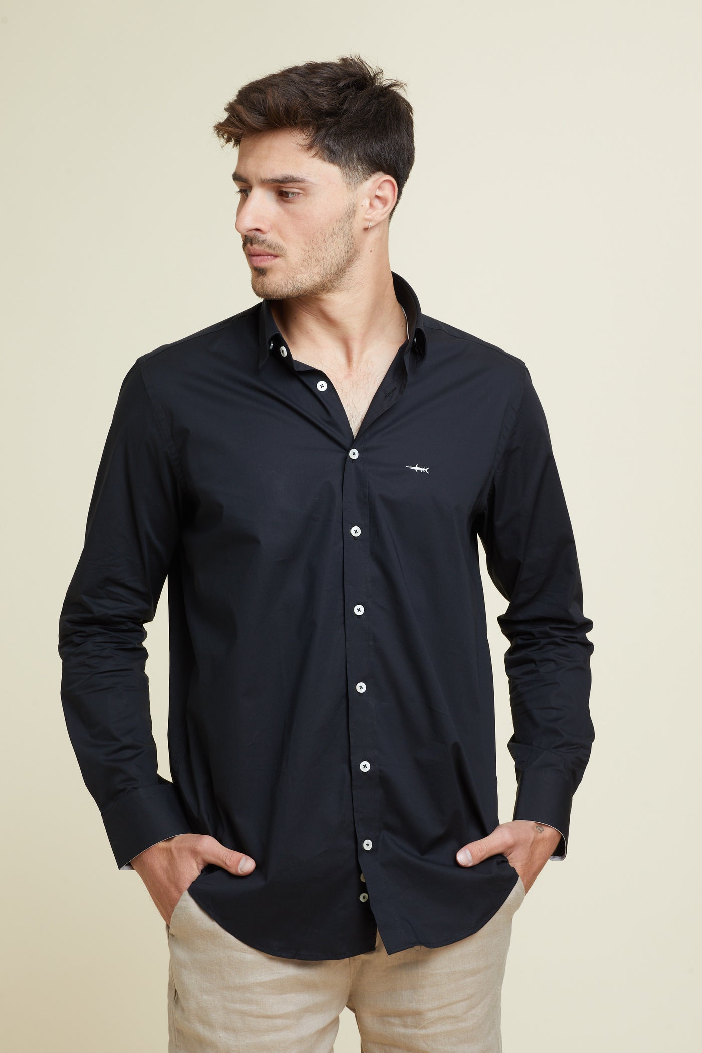 חולצה מכופתרת שרוול ארוך בצבע שחור REGULAR