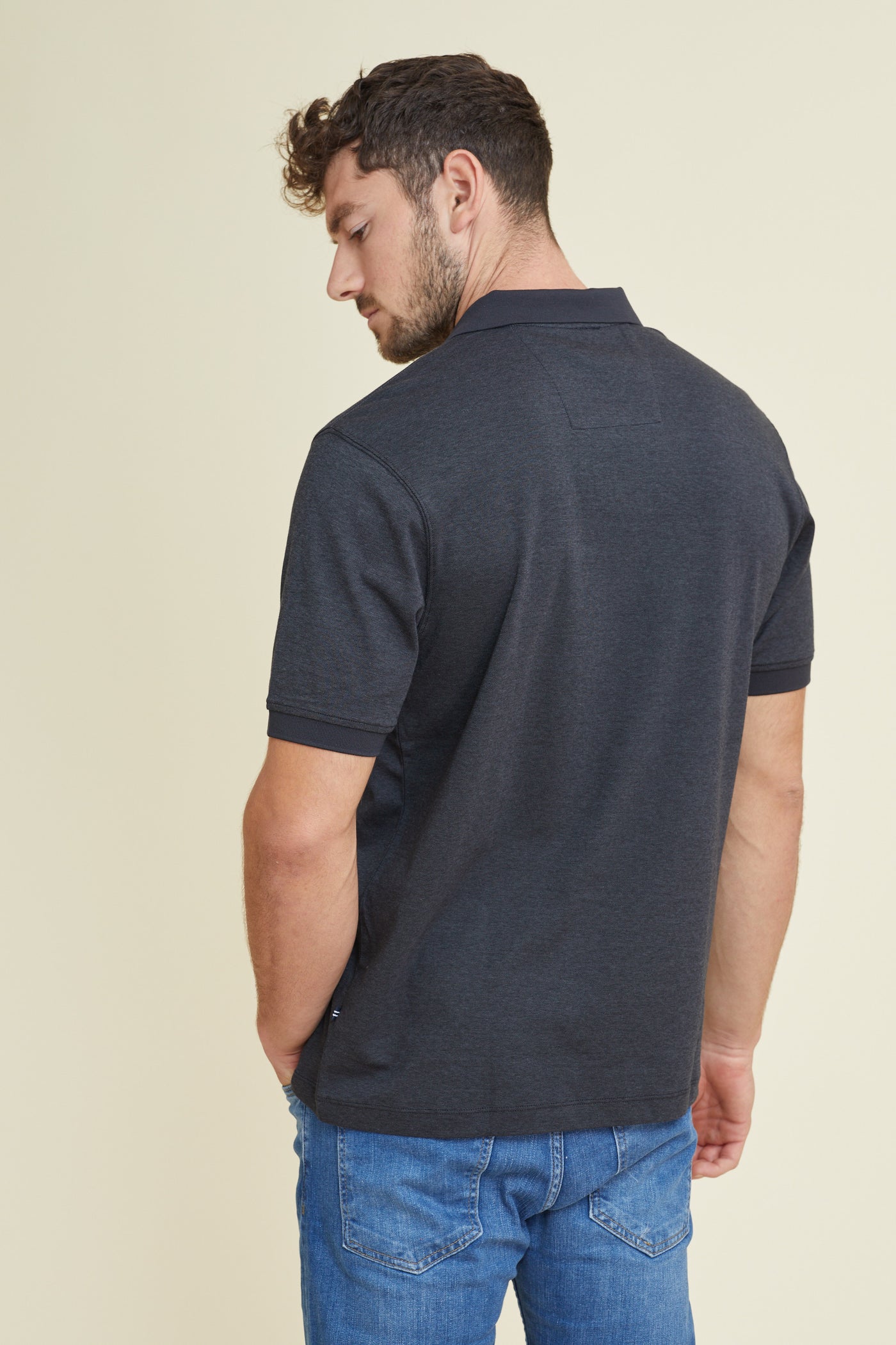 חולצת פולו REGULAR FIT  שרוול קצר בצבע שחור