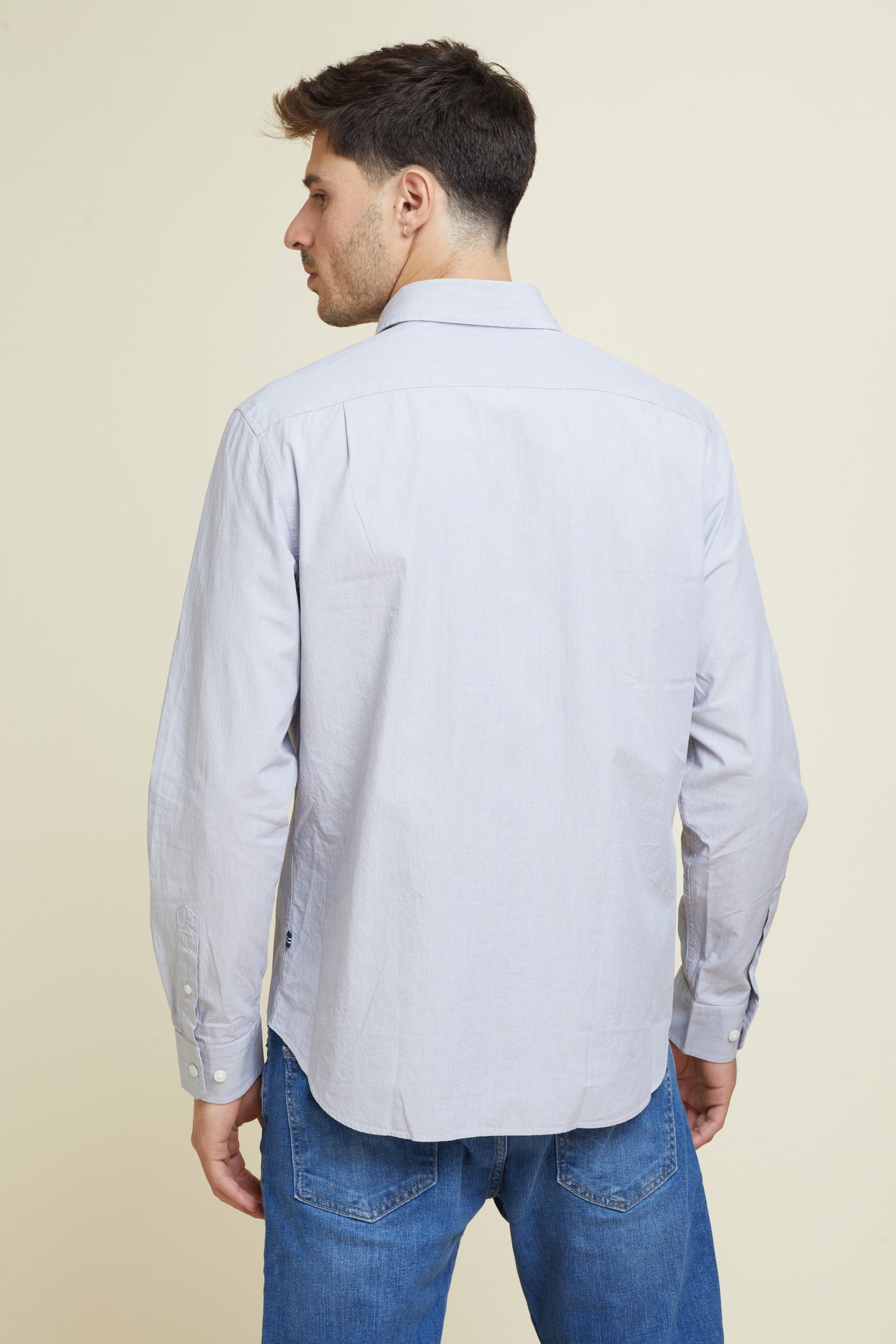 חולצה מכופתרת שרוול ארוך בצבע אפור פסים דקים