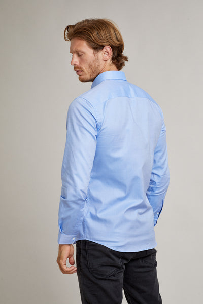 חולצה מכופתרת שרוול ארוך בגזרת REGULAR FIT בצבע תכלת