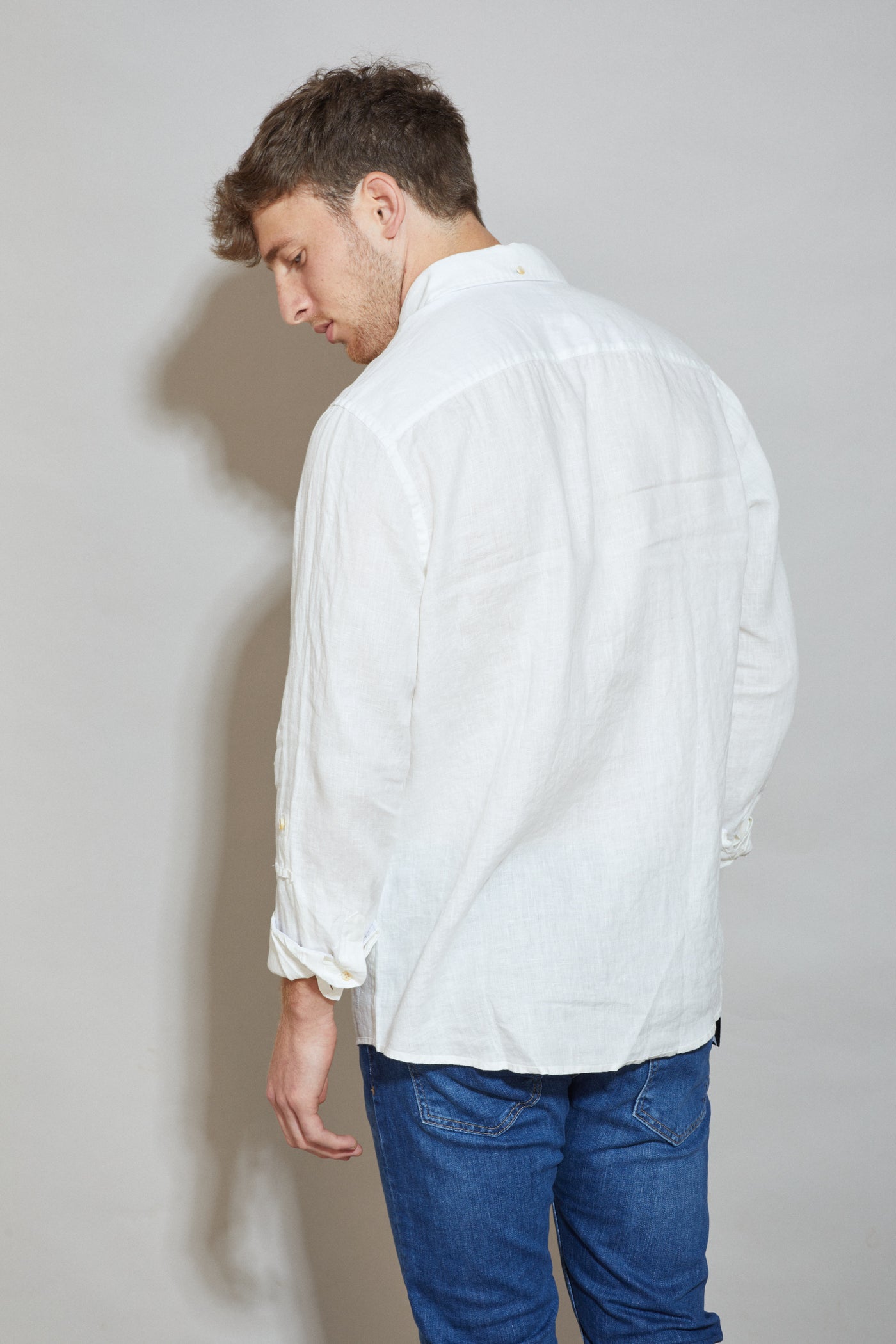 חולצת פשתן מכופתרת שרוול ארוך בצבע לבן