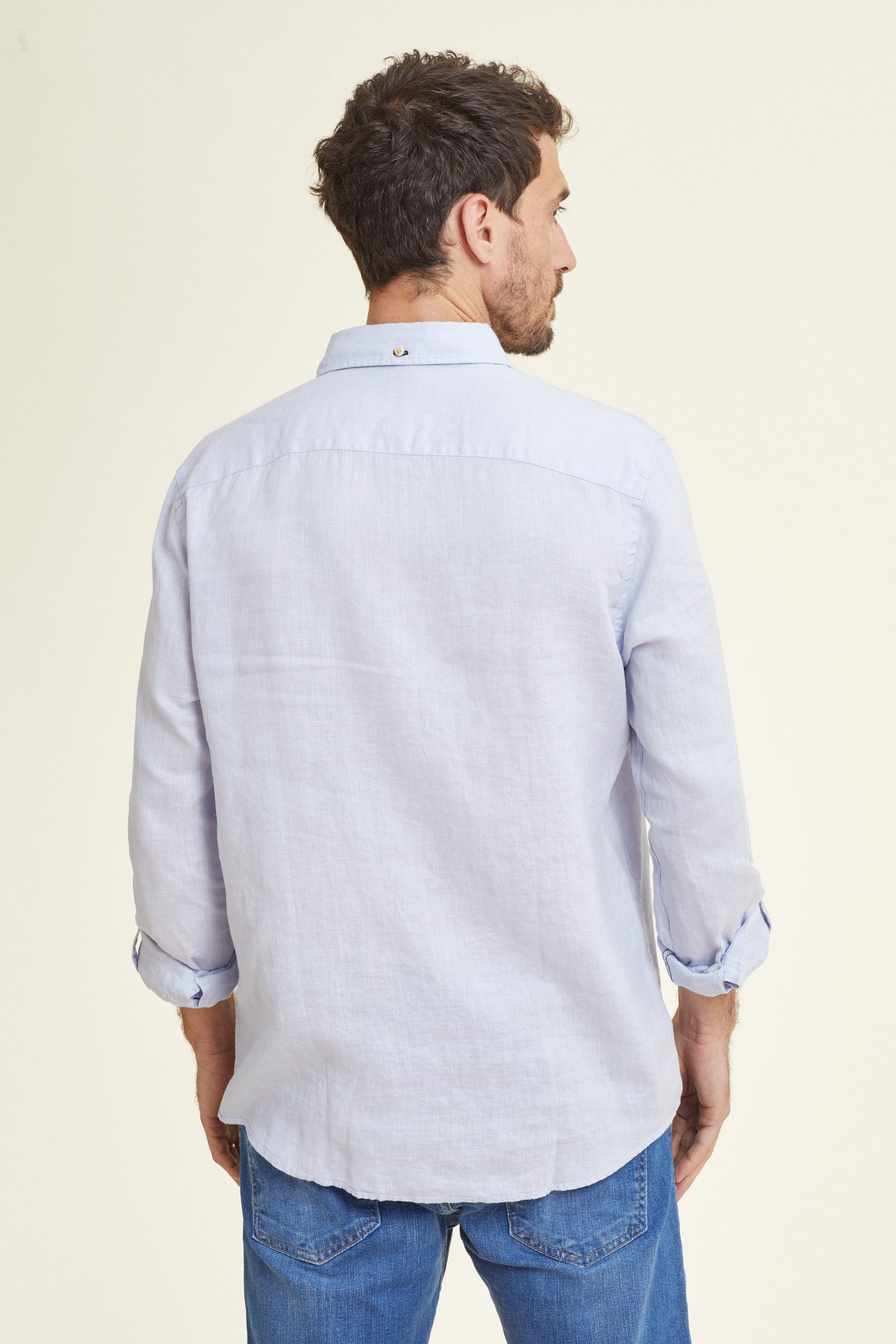 חולצת פשתן מכופתרת שרוול ארוך בצבע תכלת
