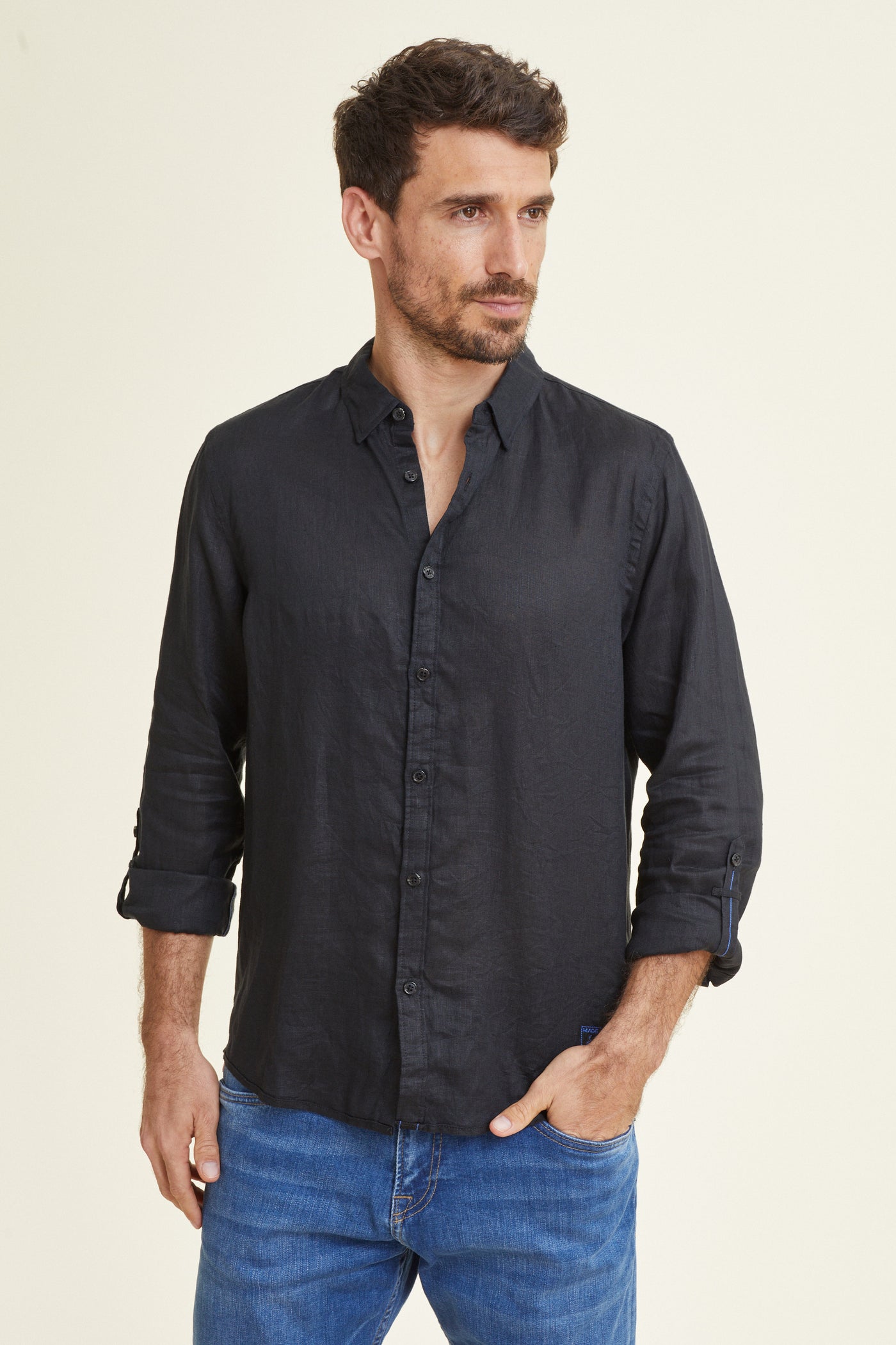 חולצה מכופתרת REGULAR FIT פשתן שרוול ארוך בצבע שחור