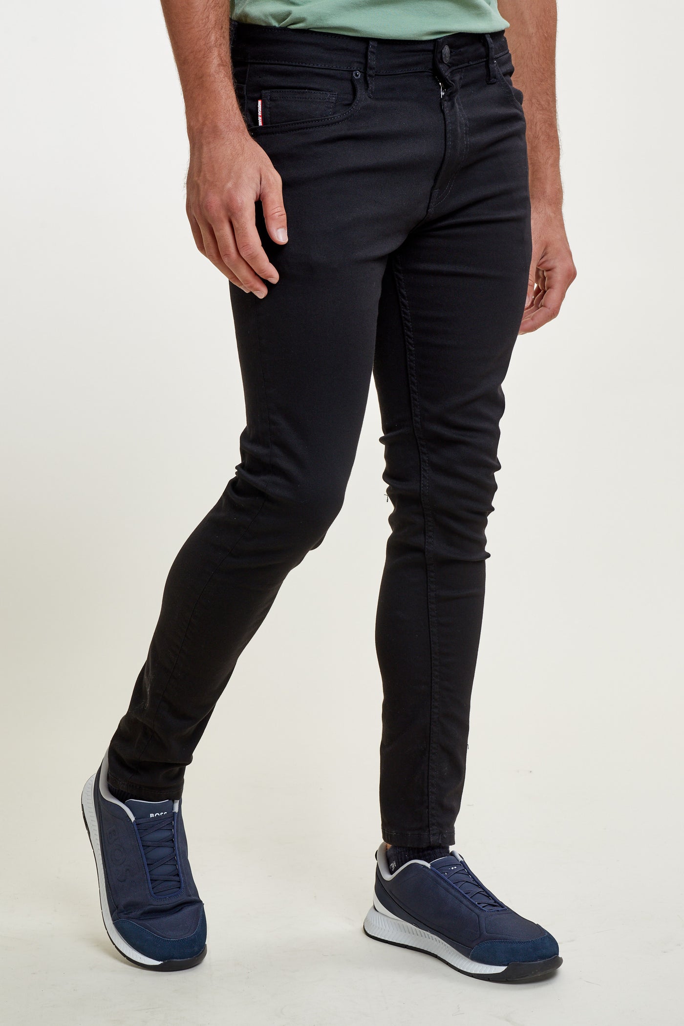 מכנס ג'ינס סלים בצבע שחור