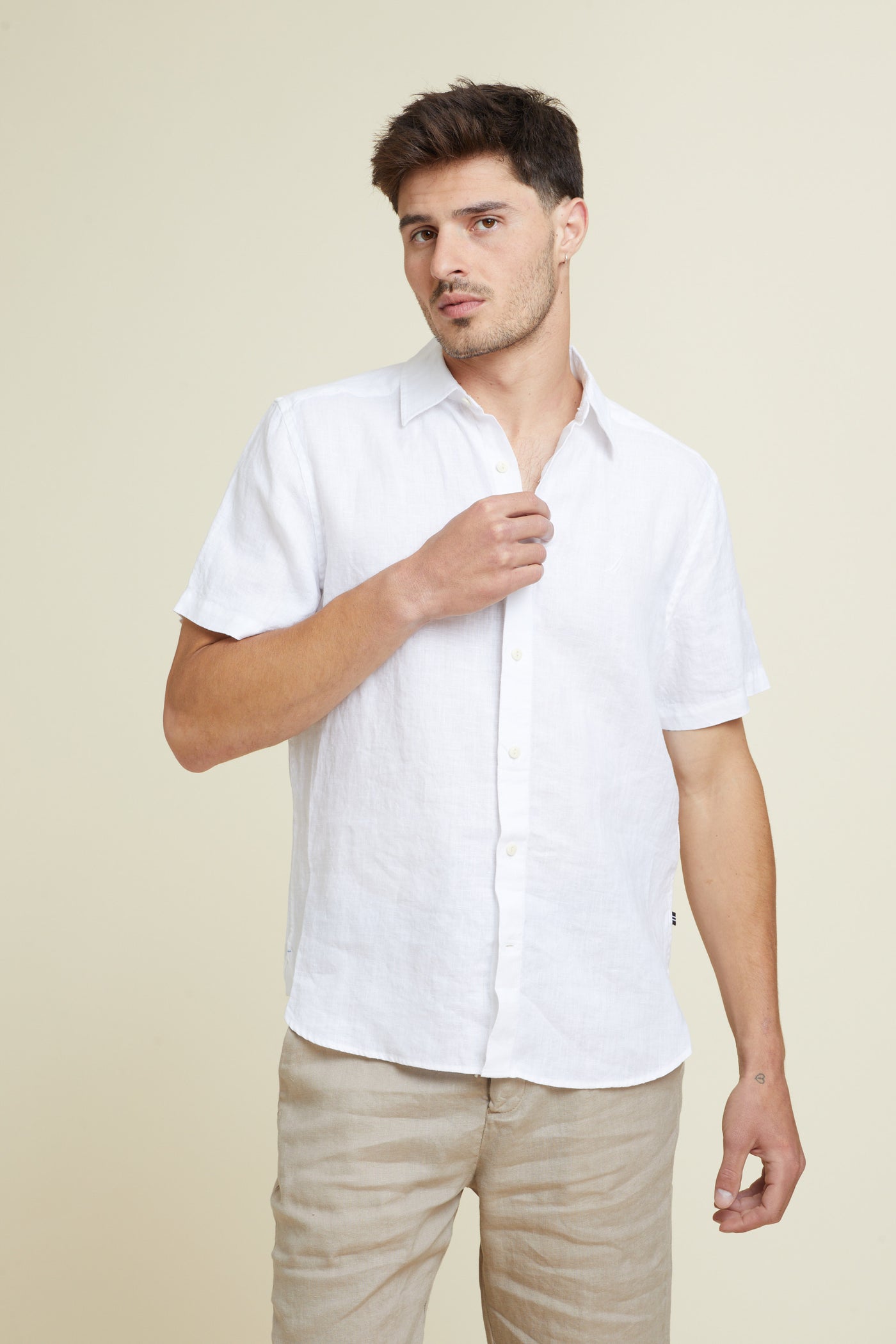 חולצה מכופתרת פשתן שרוול קצר בצבע לבן