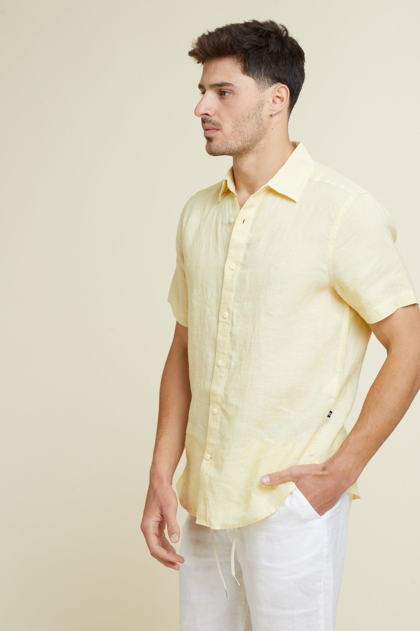 חולצה מכופתרת פשתן שרוול קצר בצבע צהוב