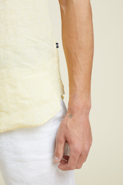 חולצה מכופתרת פשתן שרוול קצר בצבע צהוב