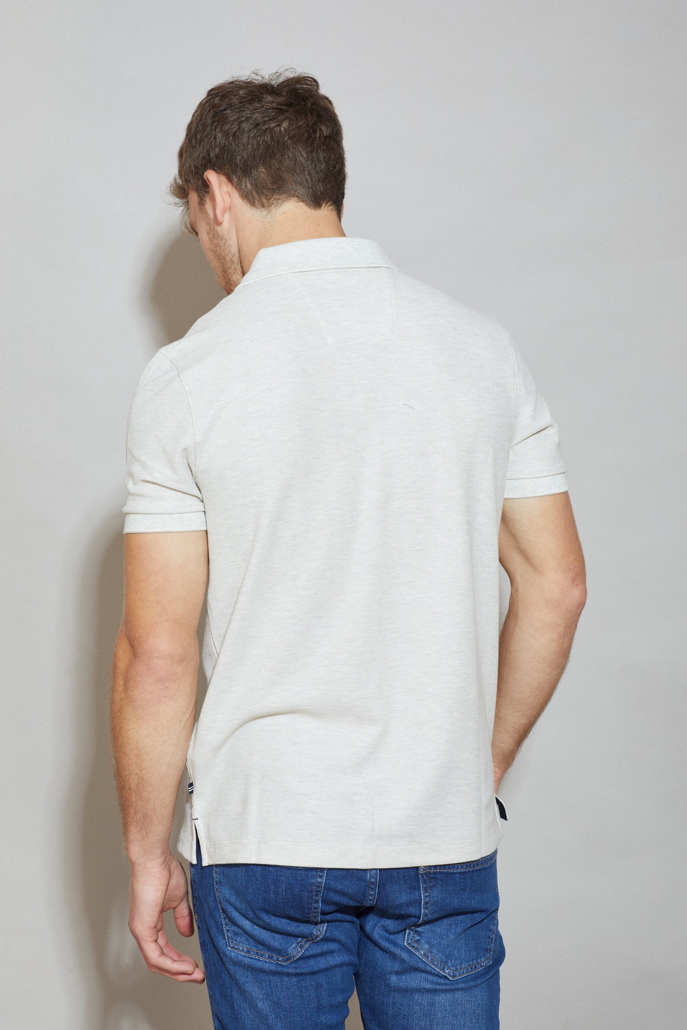 חולצת פולו SLIM FIT  שרוול קצר בצבע אפור אבן