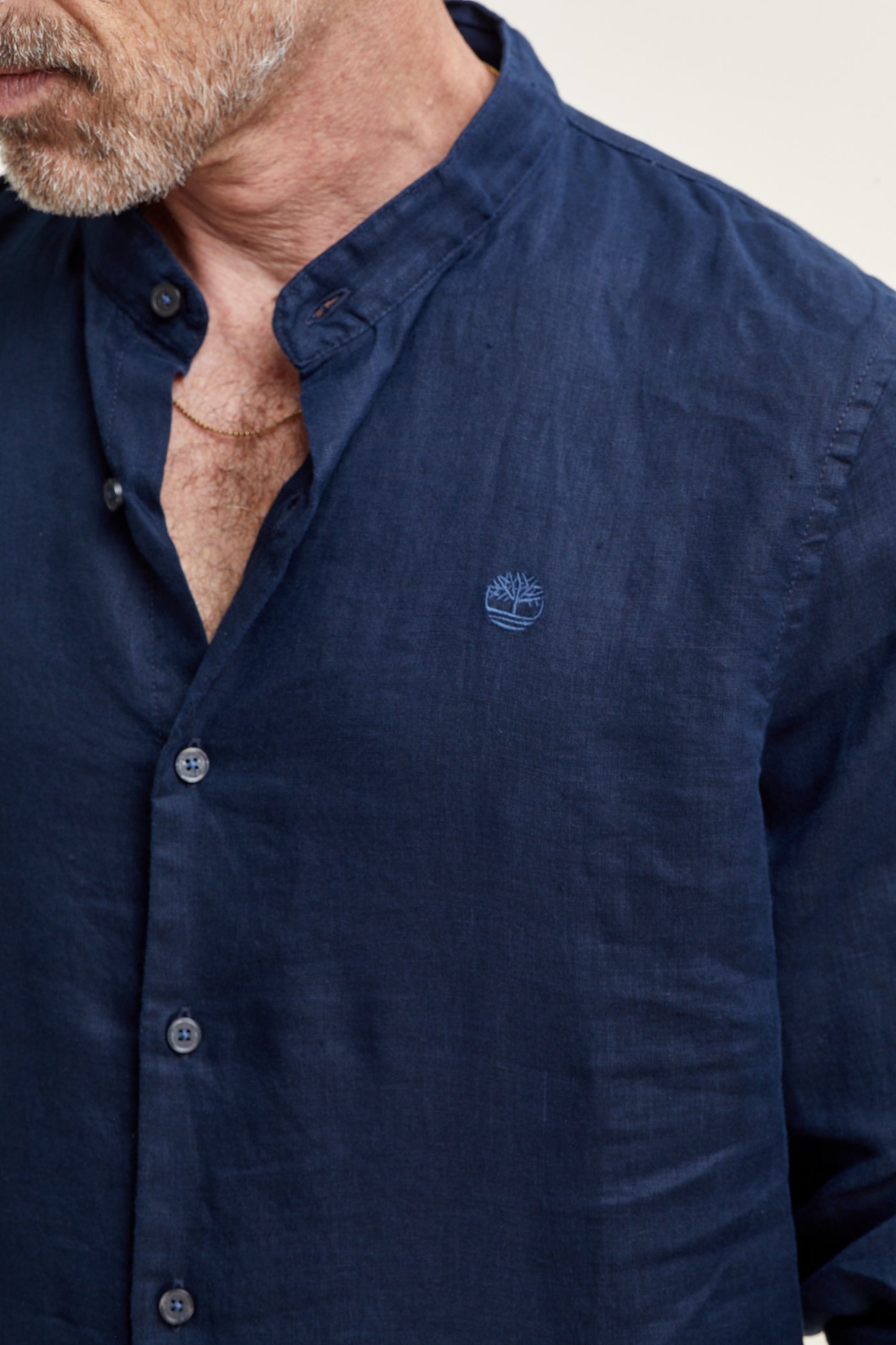 חולצה מכופתרת פשתן צווארון סיני שרוול ארוך בצבע נייבי
