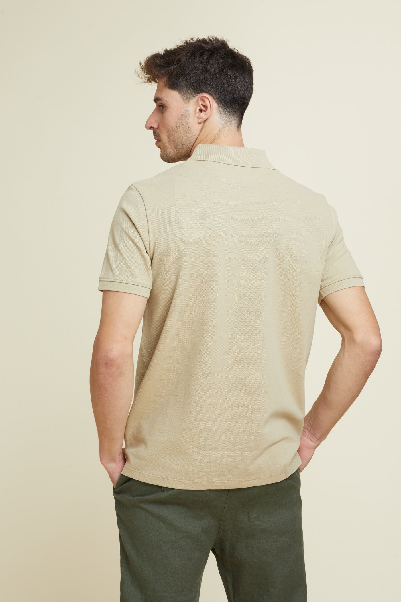 חולצת פולו REGULAR FIT שרוול קצר בצבע מוקה