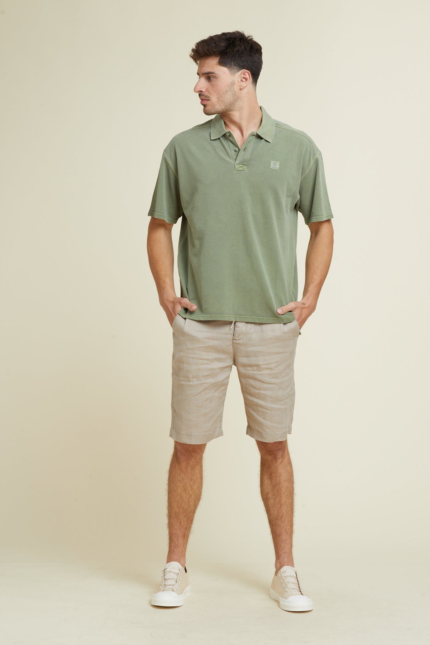 חולצת פולו REGULAR FIT שרוול קצר בצבע ירוק זית