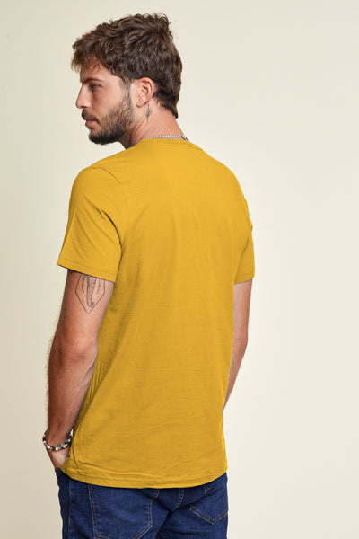 טישרט בייסיק שרוול קצר בצבע חרדל (מידה אמריקאית גדול מהרגיל)