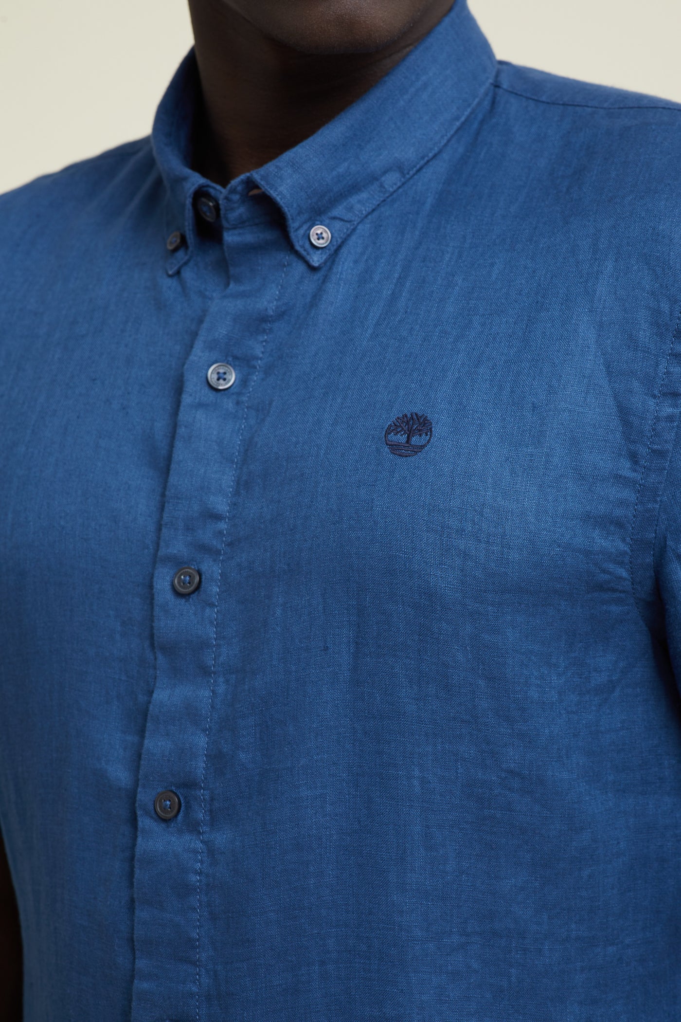 חולצה מכופתרת פשתן שרוול קצר בצבע כחול כהה