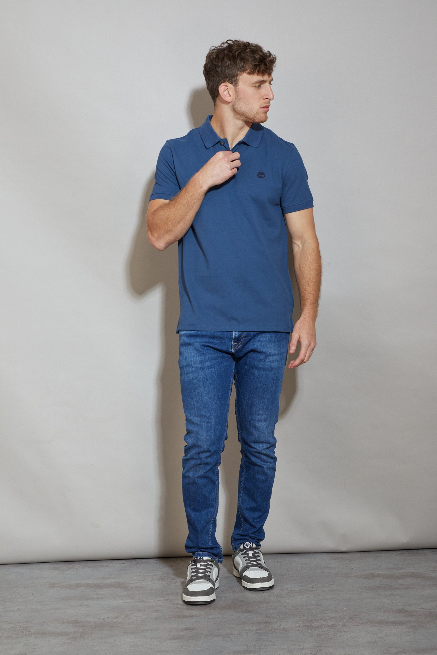 חולצת פולו REGULAR FIT שרוול קצר בצבע כחול