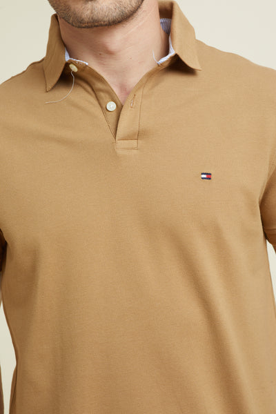 חולצת פולו שרוול קצר בצבע חום REGULAR