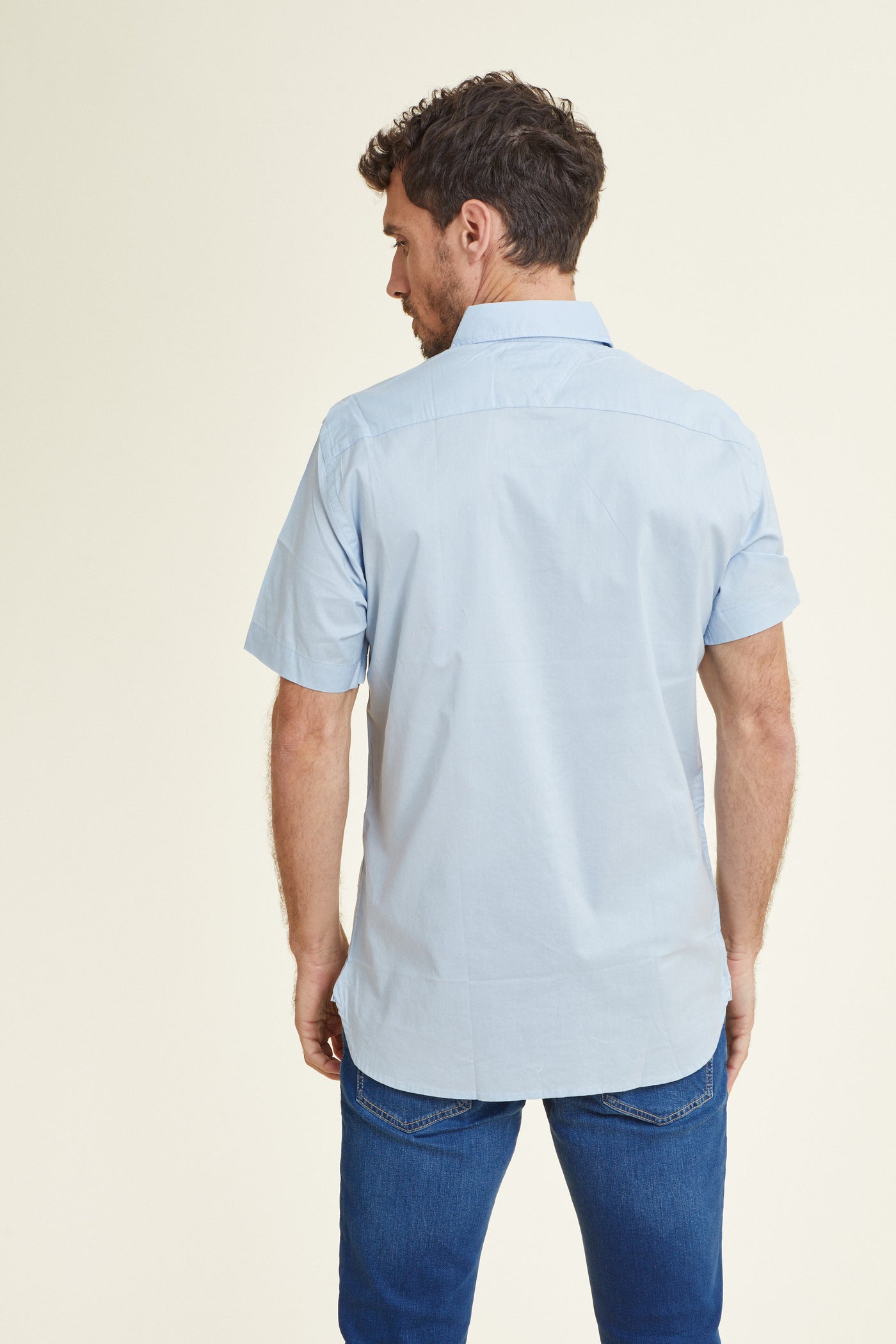 חולצה מכופתרת REGULAR FIT שרוול קצר בצבע תכלת