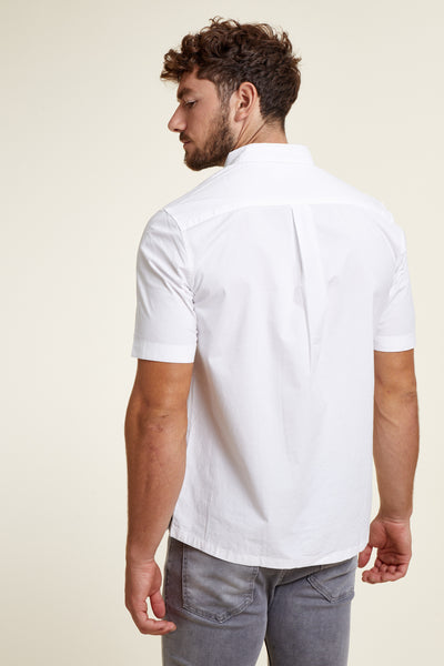 חולצה מכופתרת שרוול קצר  בצבע לבן