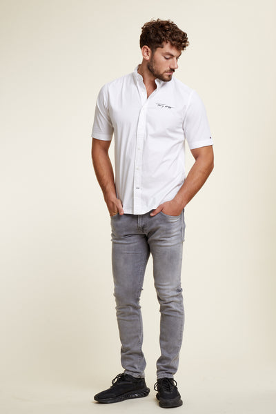 חולצה מכופתרת שרוול קצר  בצבע לבן