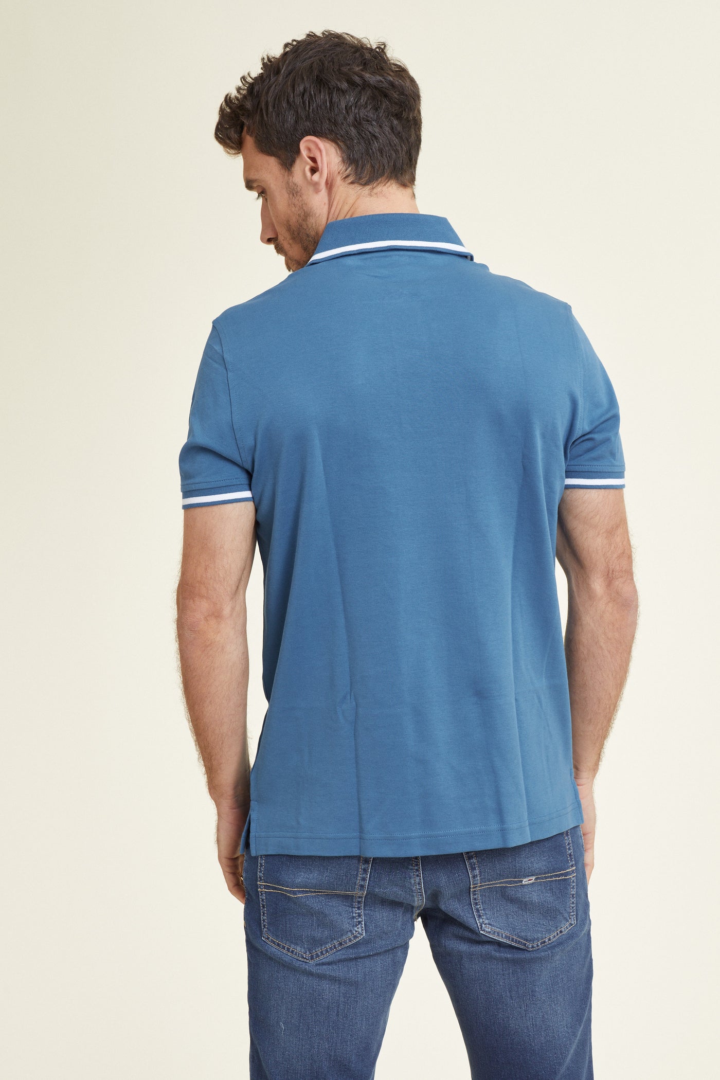 חולצת פולו שרוול קצר בצבע כחול