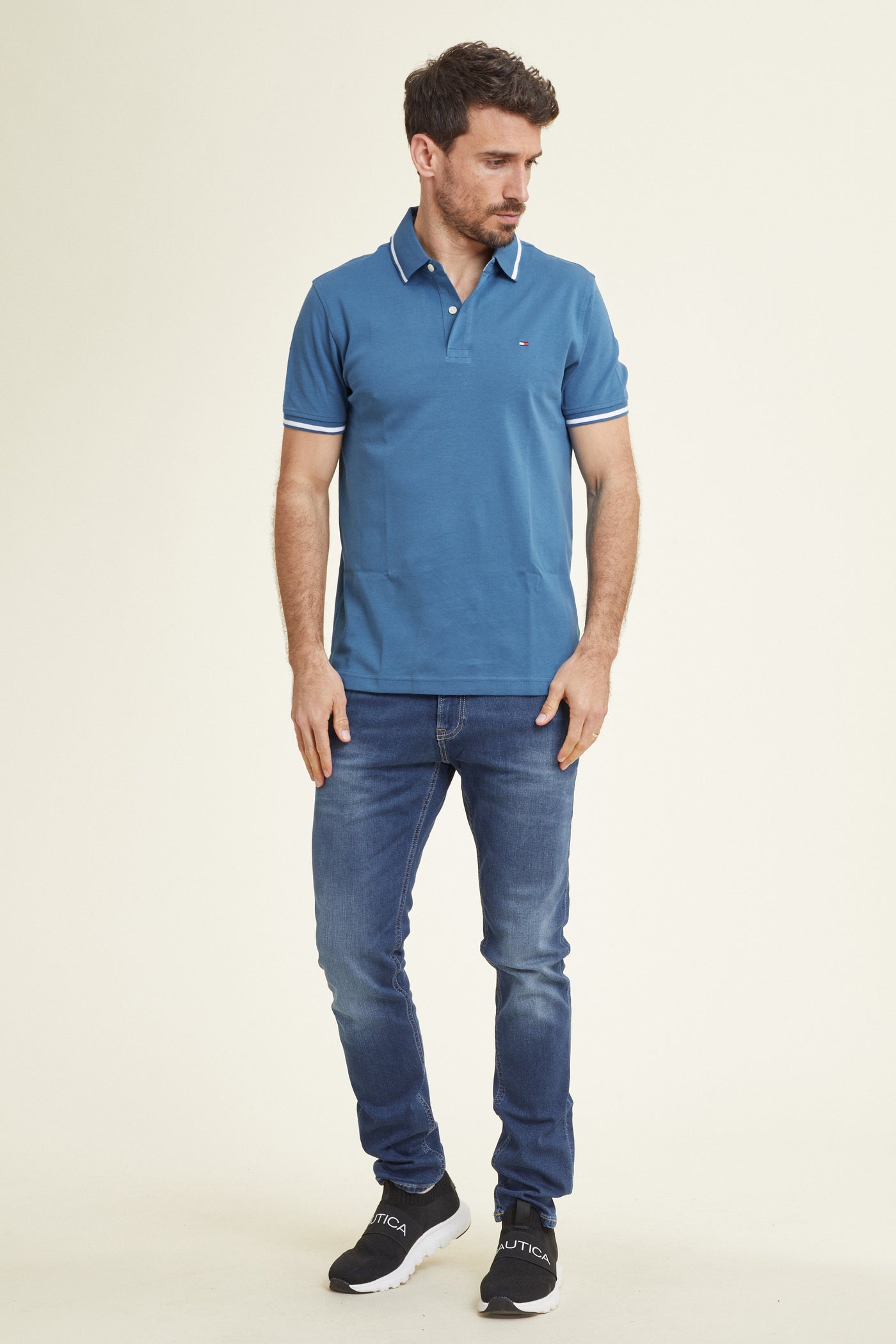 חולצת פולו שרוול קצר בצבע כחול