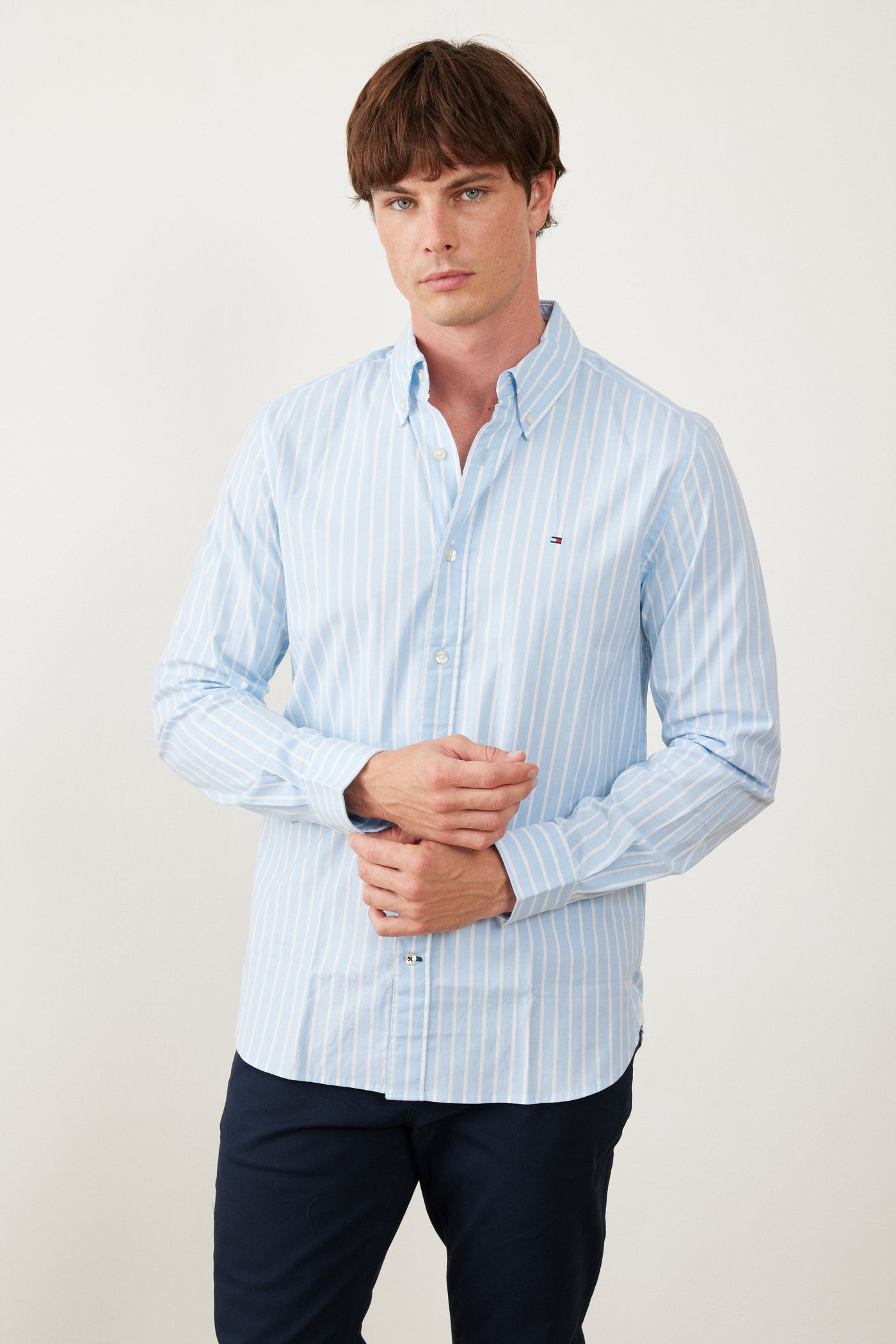 מכופתרת שרוול ארוך בגזרת REGULAR - תכלת