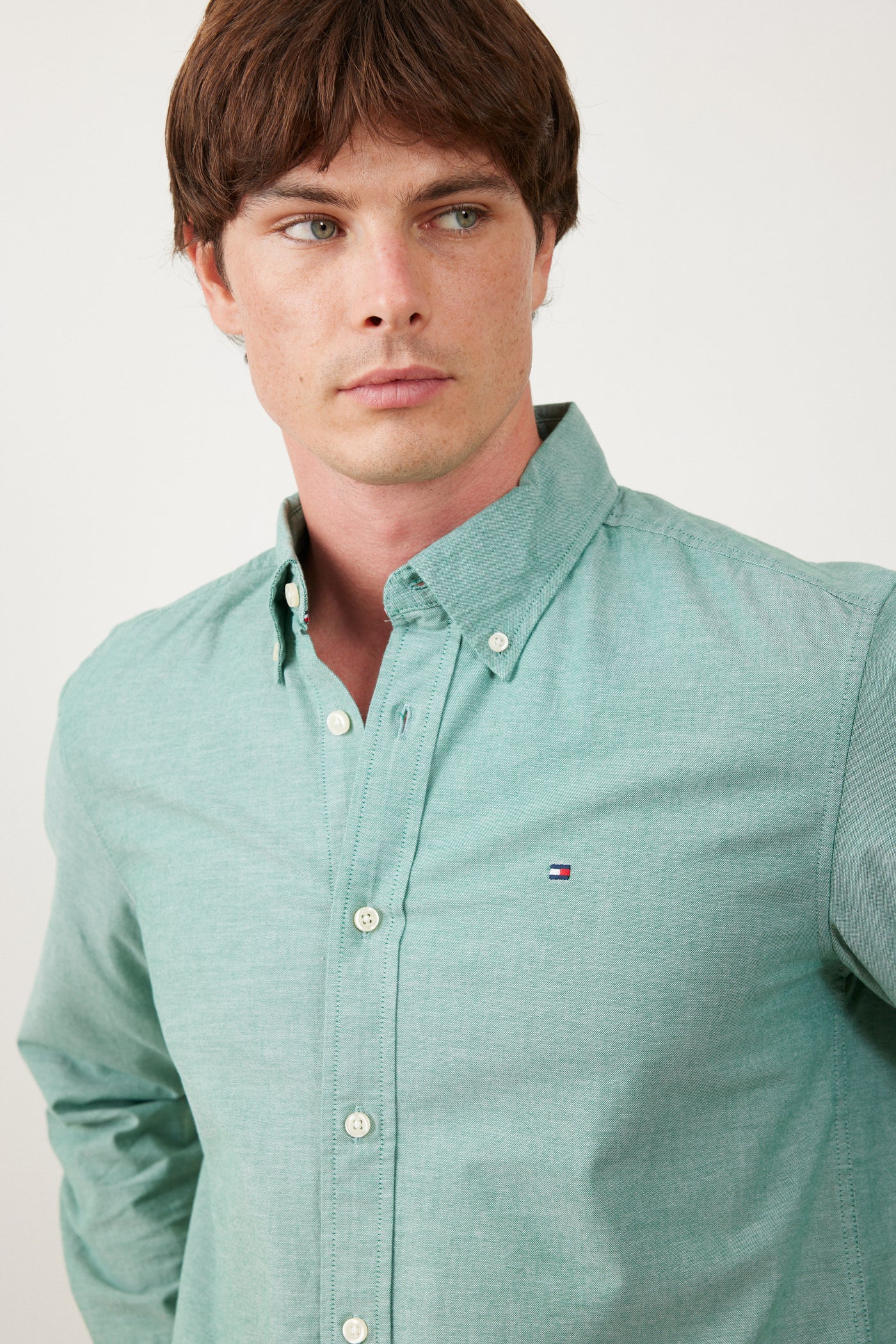 מכופתרת שרוול ארוך בגזרת REGULAR - ירוק