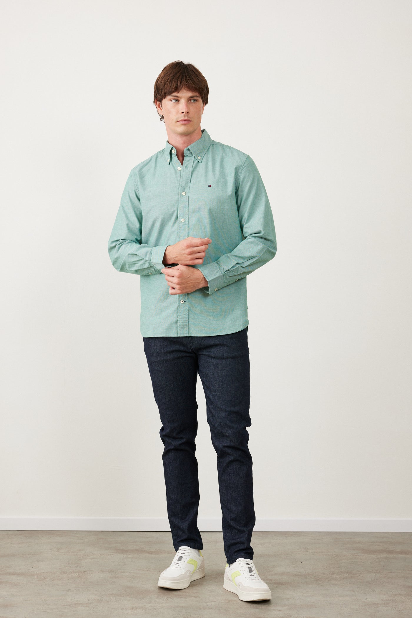 מכופתרת שרוול ארוך בגזרת REGULAR - ירוק