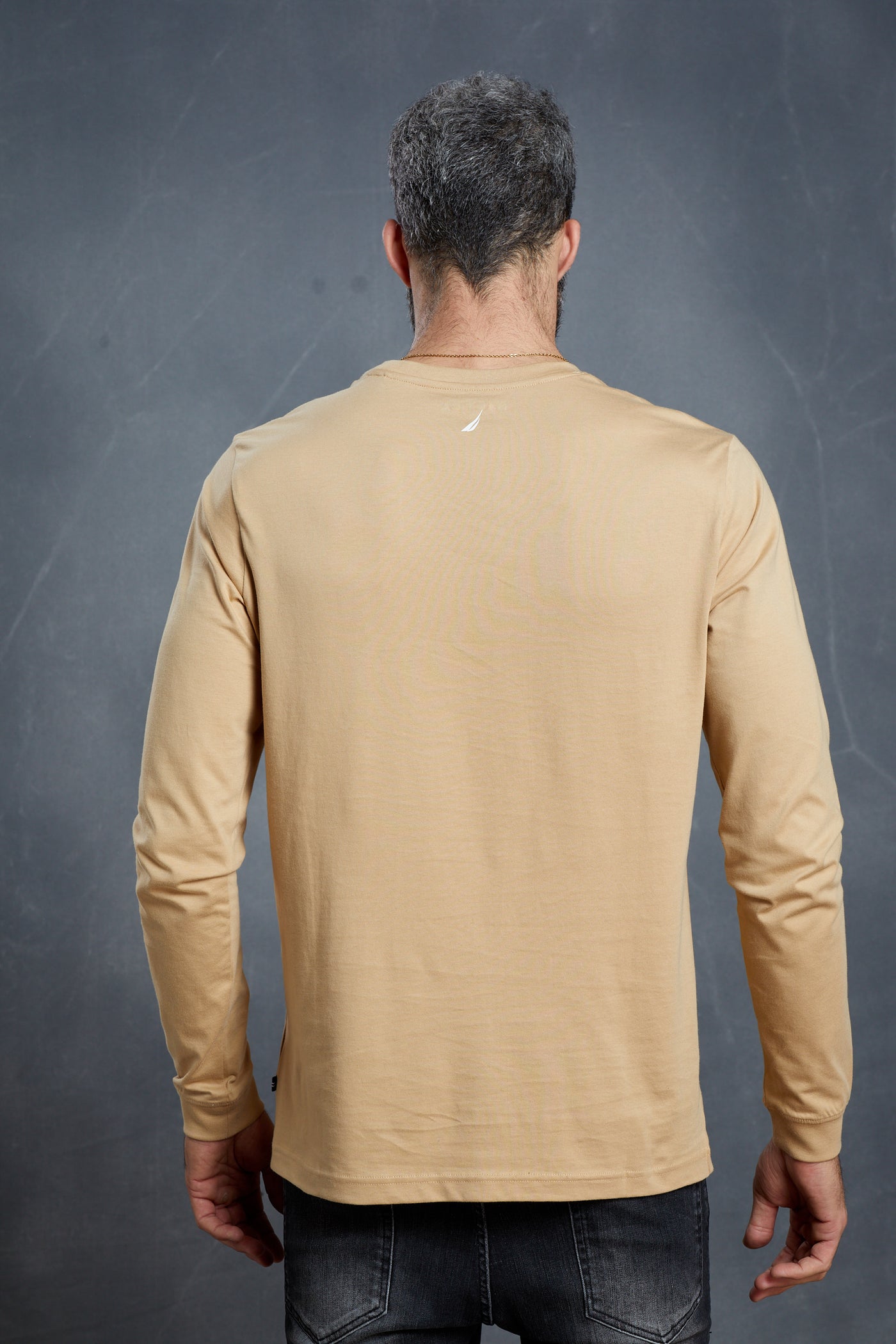 טישרט שרוול ארוך בצבע בז'