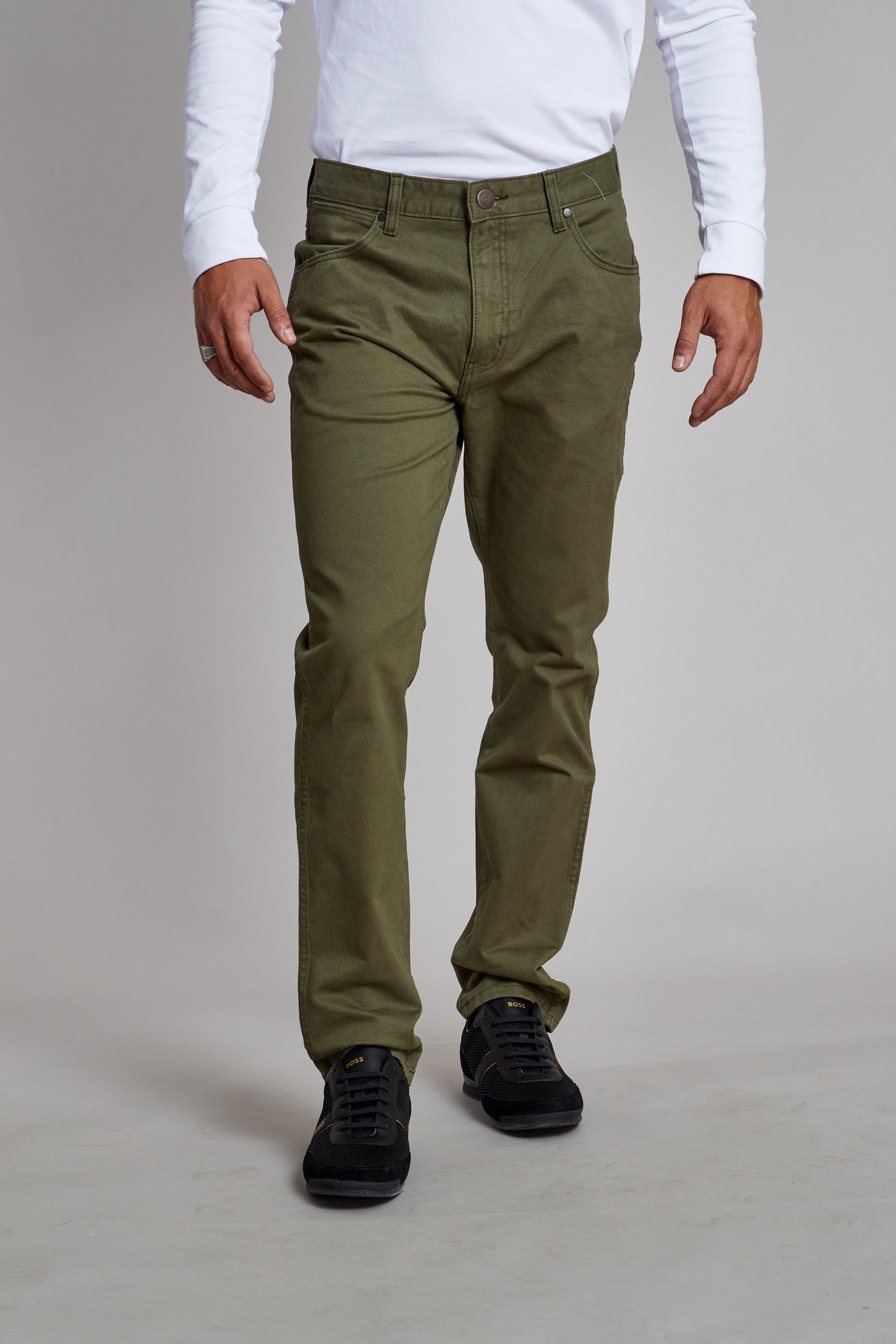 מכנס בצבע ירוק צבאי