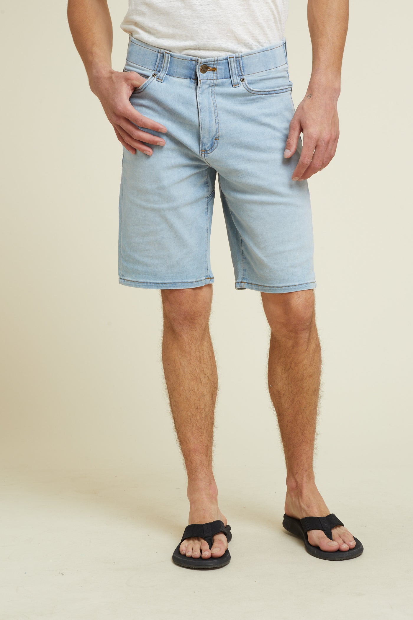 מכנס ג'ינס קצר בצבע בהיר