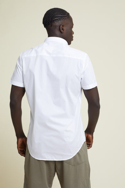 חולצה מכופתרת שרוול קצר בצבע לבן
