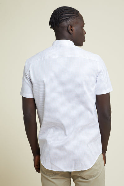 חולצה מכופתרת שרוול קצר בצבע לבן משובץ