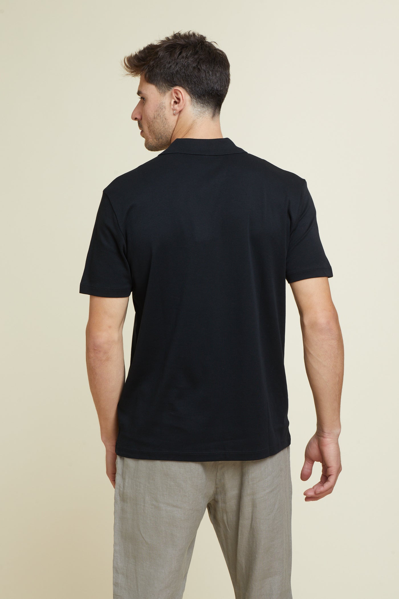 חולצת פולו שרוול קצר בצבע שחור REGULAR