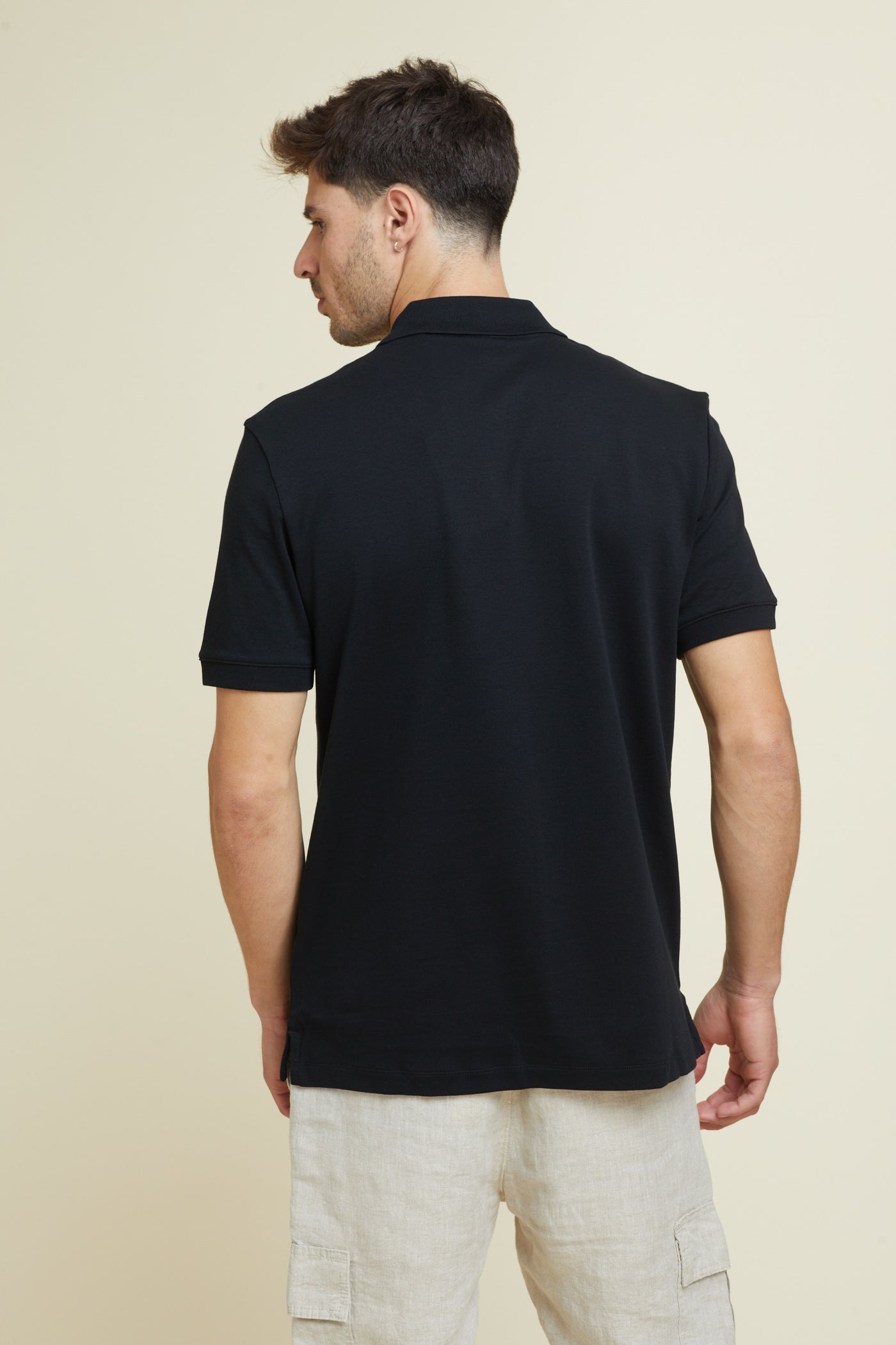 חולצת פולו שרוול קצר בצבע שחור REGULAR