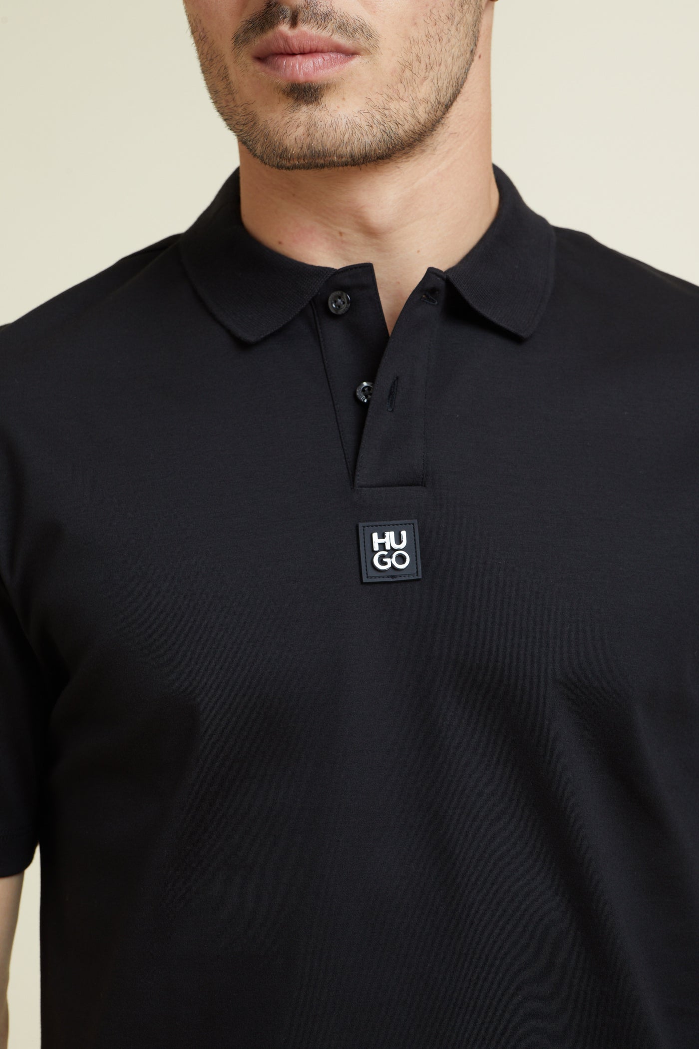 חולצת פולו REGULAR FIT שרוול קצר בצבע שחור