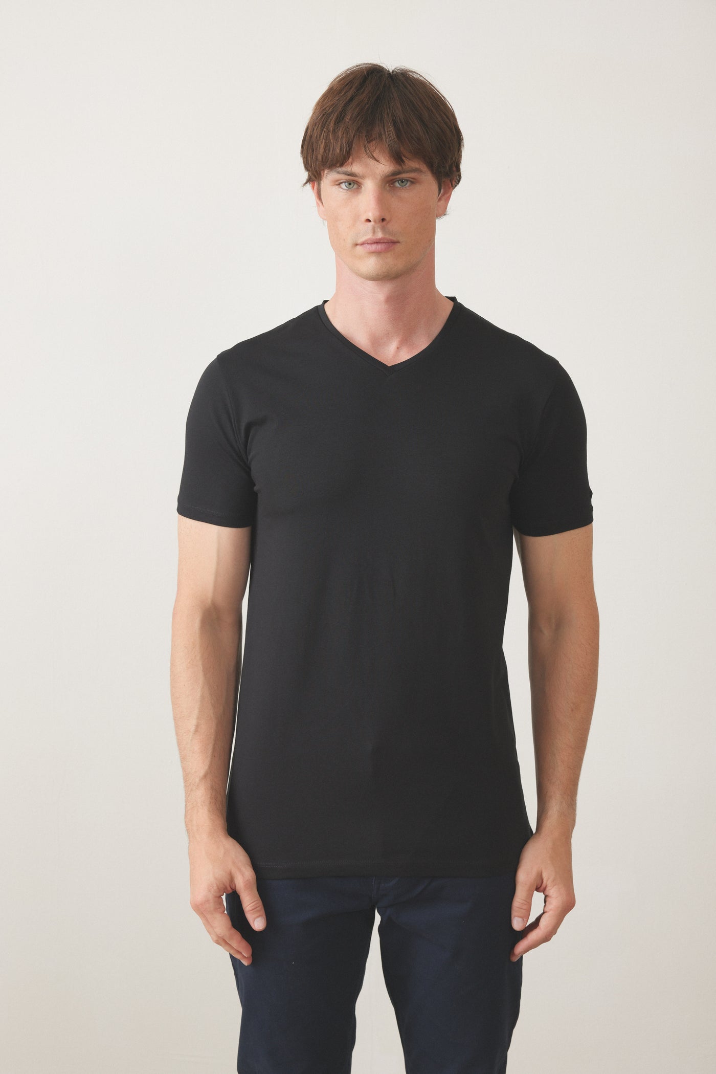 טישרט שרוול קצר צווארון V - שחור