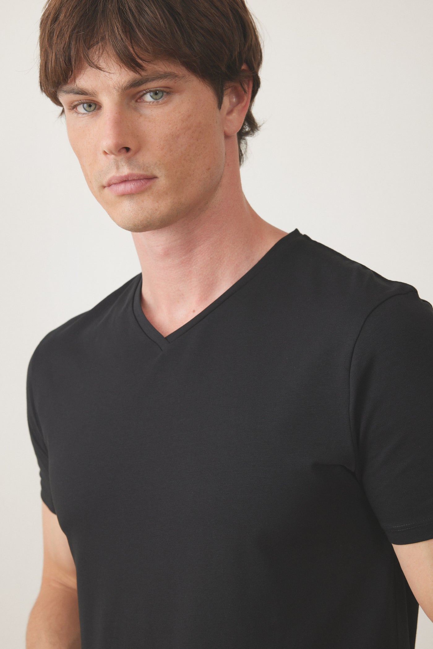 טישרט שרוול קצר צווארון V - שחור