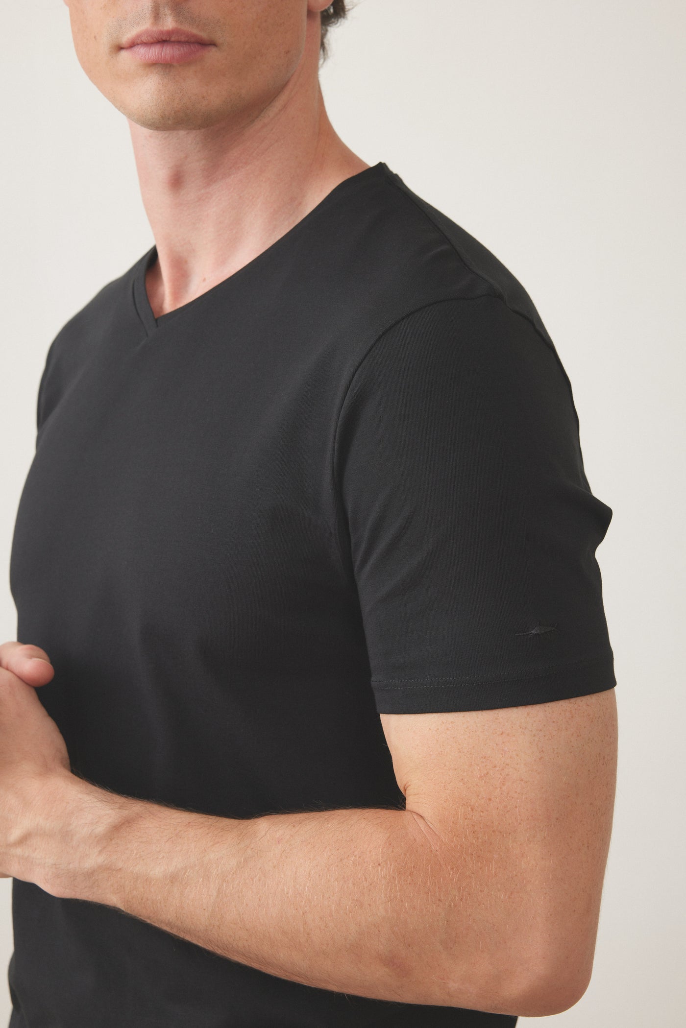 טישרט שרוול קצר צווארון V - שחור
