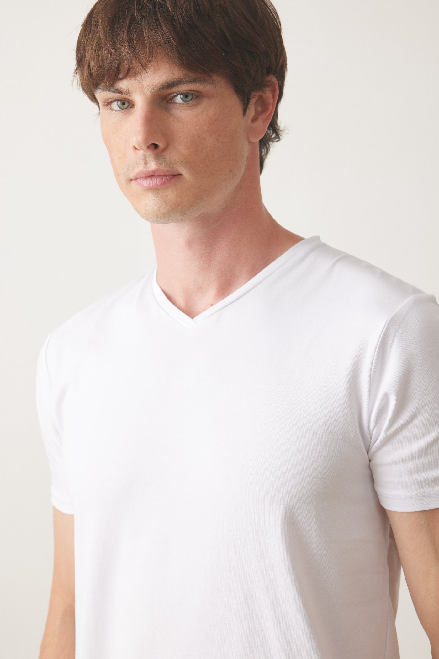 טישרט שרוול קצר צווארון V - לבן