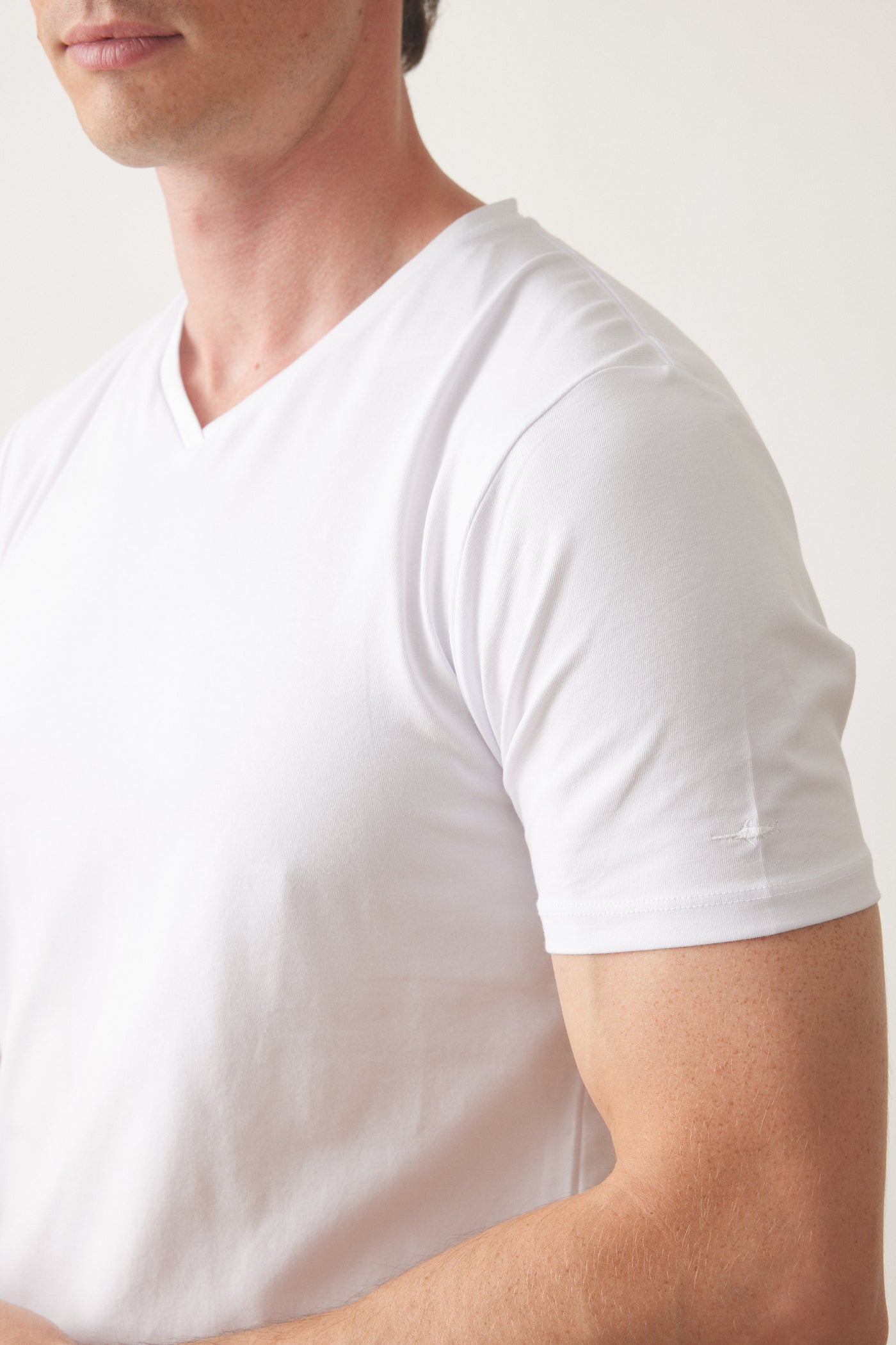 טישרט שרוול קצר צווארון V - לבן