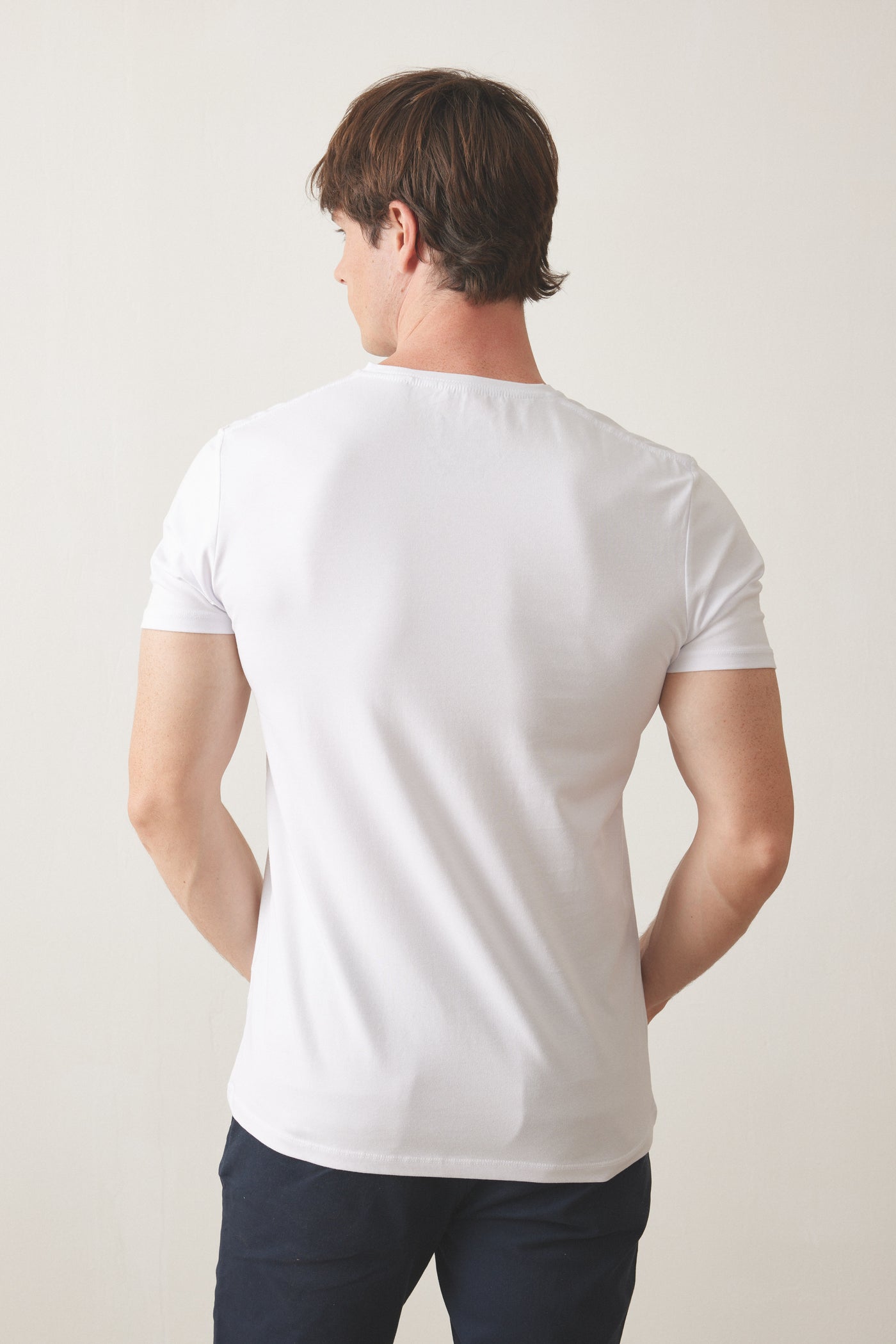 טישרט שרוול קצר צווארון V - לבן