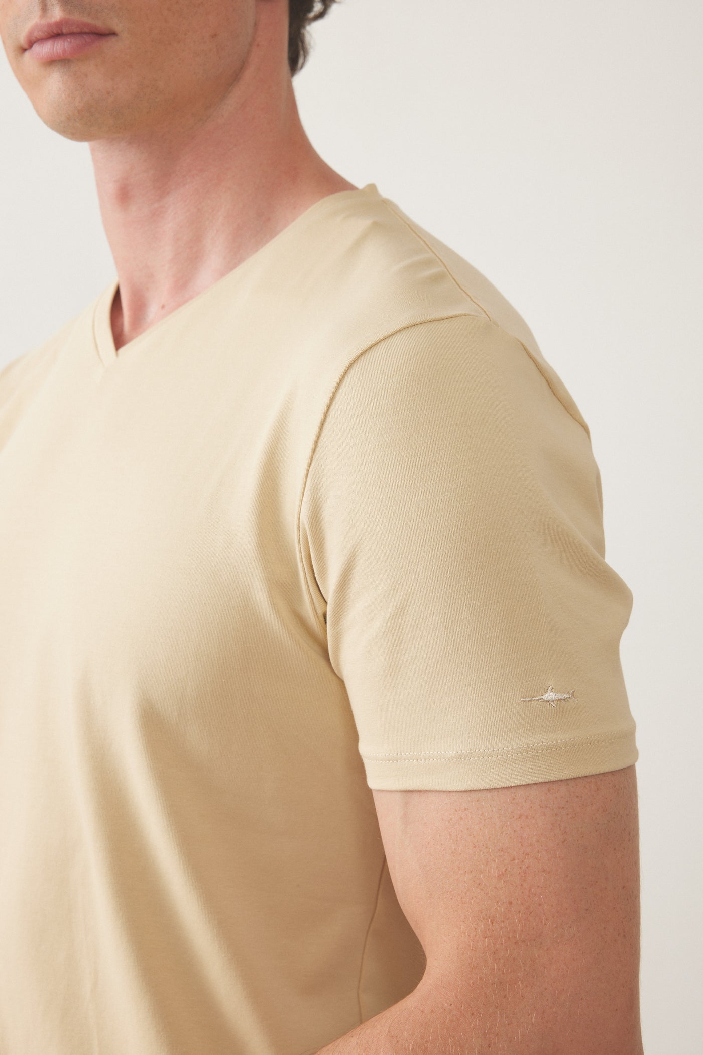 טישרט שרוול קצר צווארון V - בז'