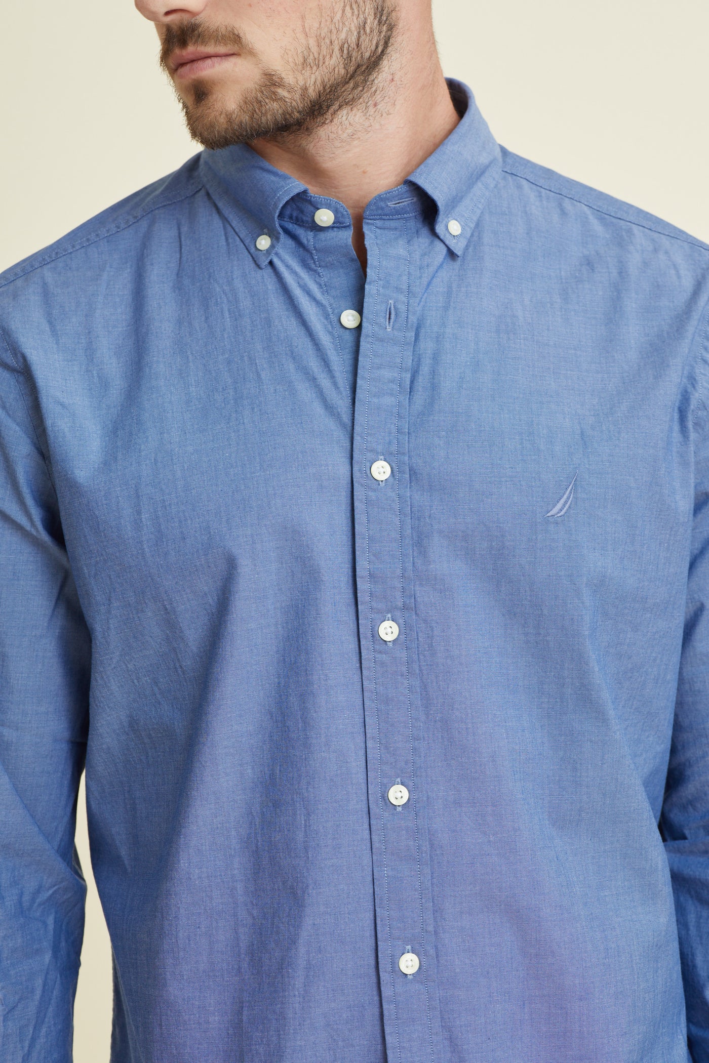 חולצה מכופתרת שרוול ארוך בצבע כחול