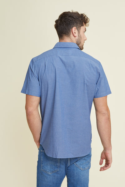 חולצה מכופתרת שרוול קצר בצבע כחול אינדיגו